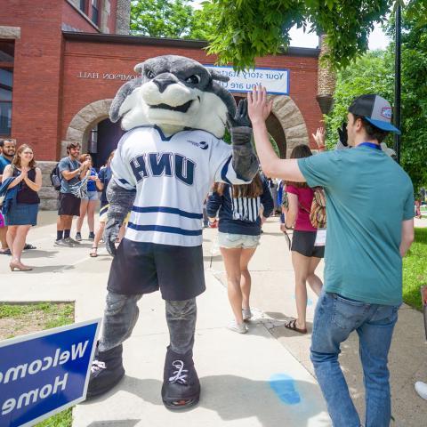 Gnarlz the UNH 体育运动 mascot at student event